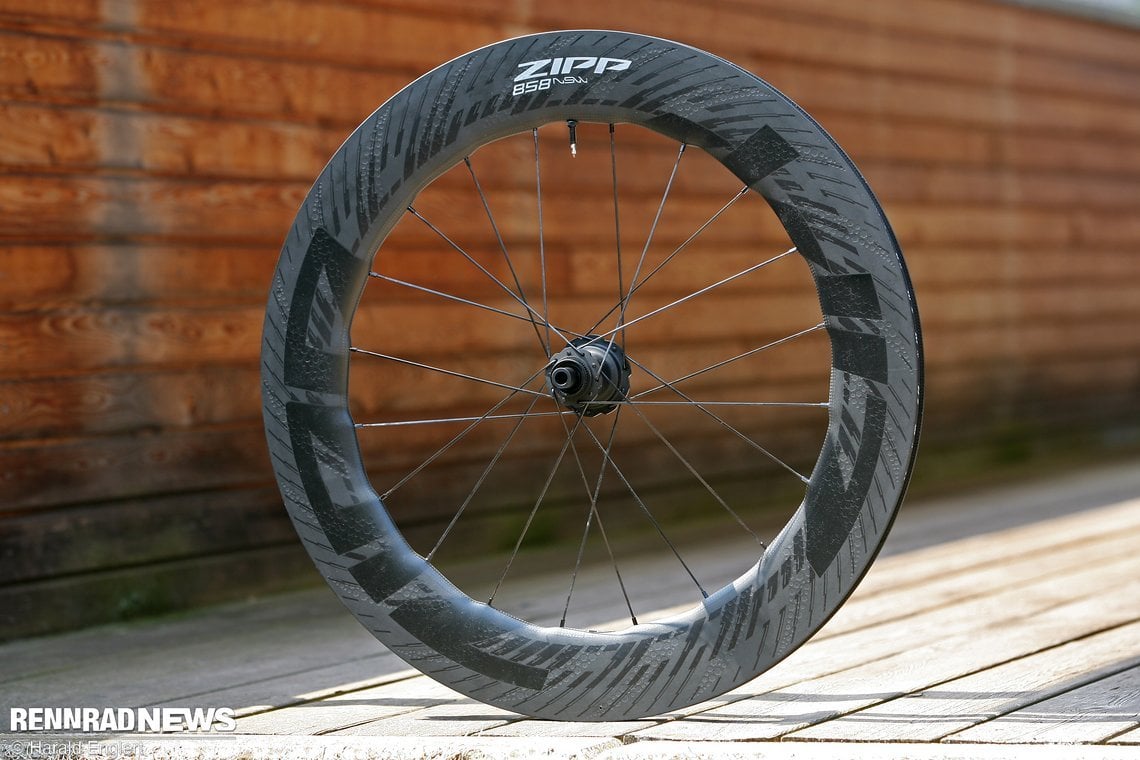 Das Zipp 858 NSW Hinterrad wiegt 823 Gramm