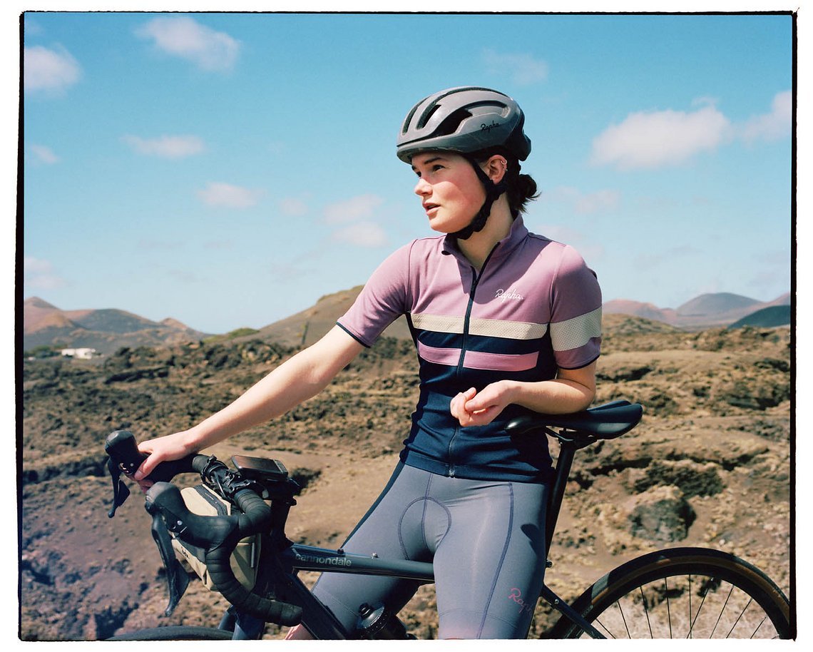 In der Rapha Brevet Kollektion 2022 gibt es selbstverständlich auch eine eigene Women's Linie.