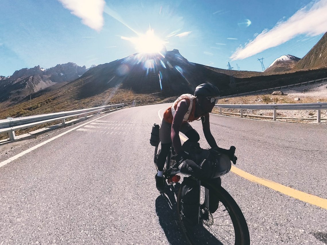 Jule Bötel reiste mit ihrem Gravel Bike durch das Tibetische Hochplateau, bis auf den den 5.050 m hohen Chola Shan.