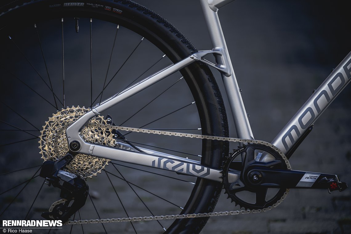 Am Mondraker Arid R Test Rad stellt die SRAM Apex AXS XPLR 1x12 Gänge bereit.