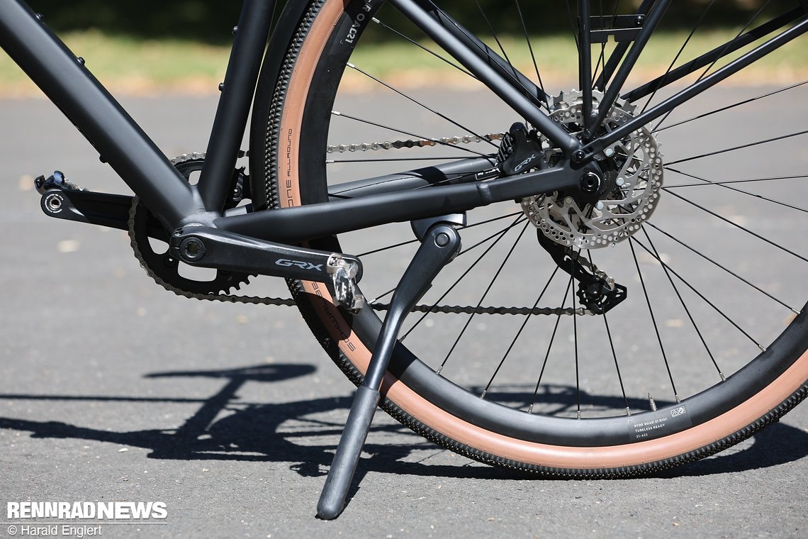 Ein stabiler Seitenständer ist serienmäßig