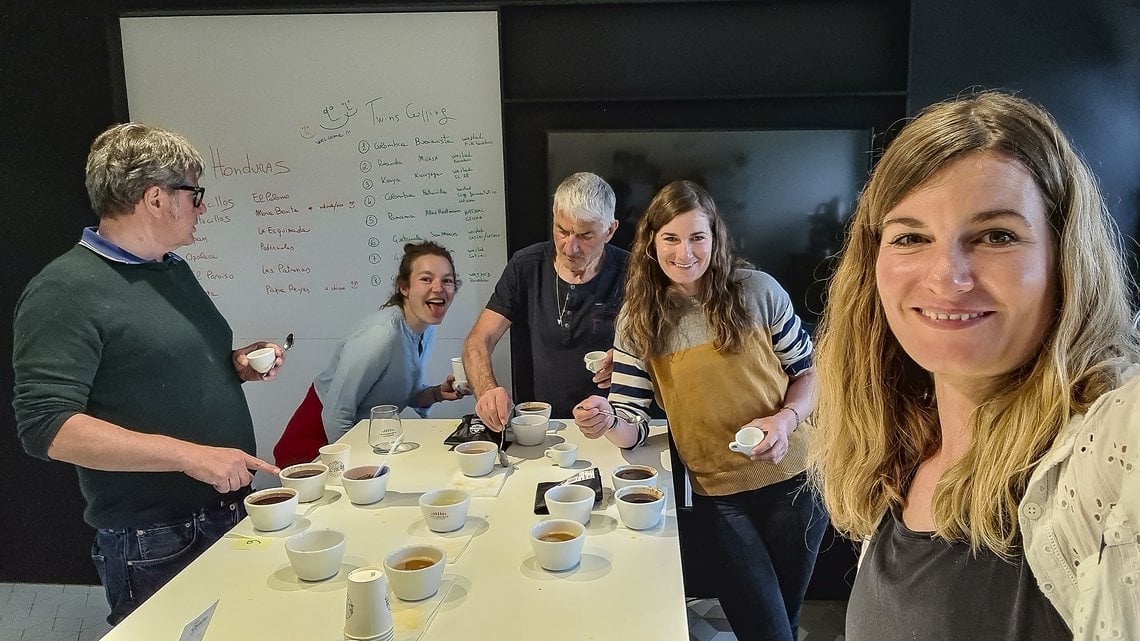 Beim "Cupping" lassen sich die unterschiedlichen Kaffeearomen am besten erkennen und die riesige Vielfalt entdecken.