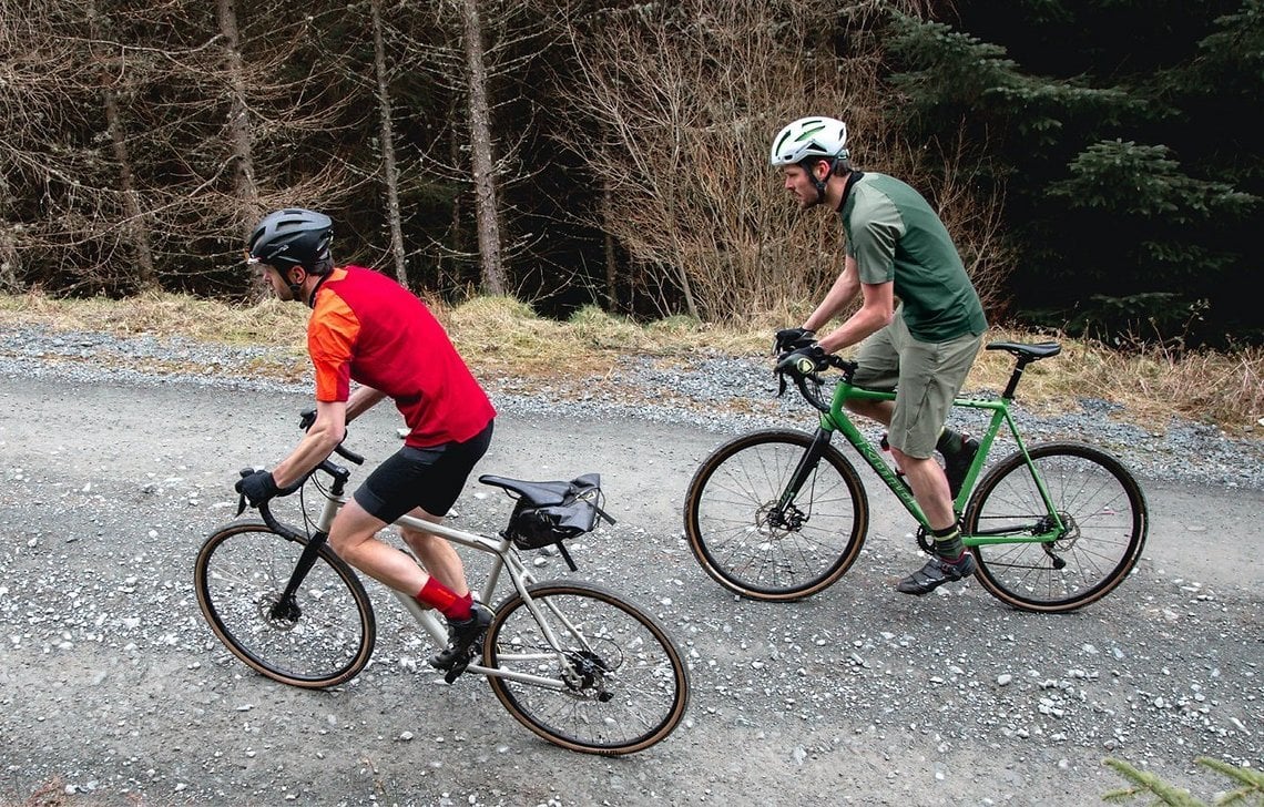 Die Basics der GV500 Gravel-Kollektion wie Shorts und Trikots sind schon seit Frühjahr erhältlich.