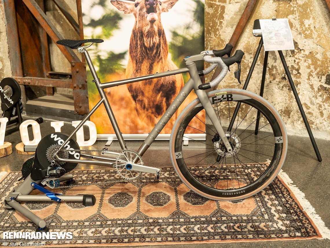 Auch ein Titan Gravel Bike wie dieses kann man bei Van Woid bekommen