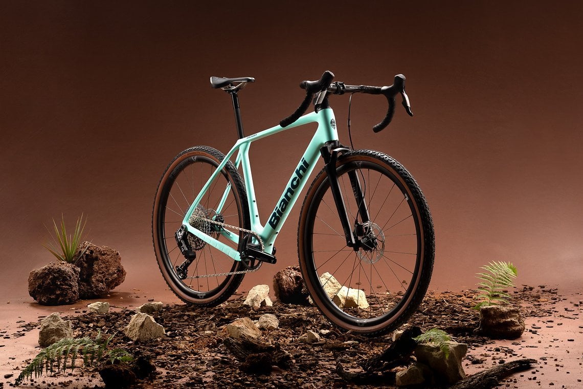 Das Bianchi Arcadex Pro sucht Fahrkomfort durch Federweg: Eine RockShox Rudy XPLR stellt 30 mm zur Verfügung.