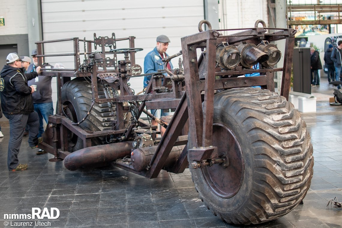 Das schwerste Fahrrad der Welt rollte im Ex-Stahlwerk vor