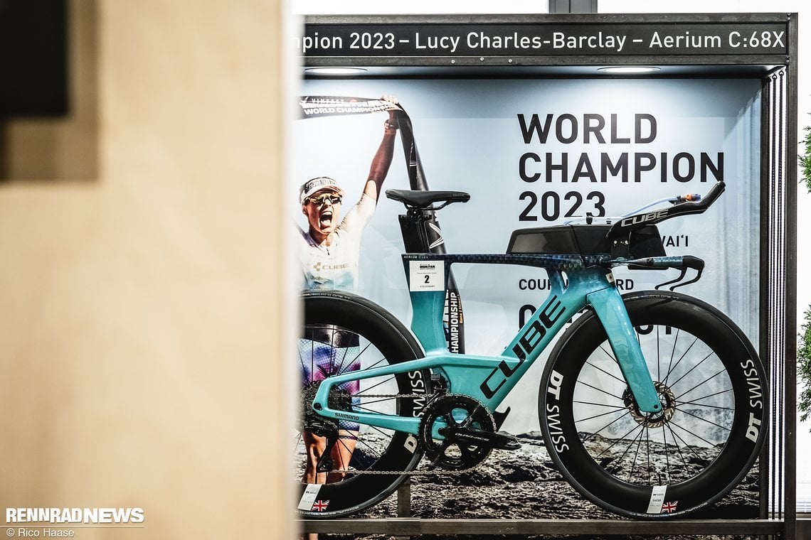 Auf dem Cube Aerium C:68 X Triathlon-Bike wurde Lucy Charles Barclay 2023 Weltmeisterin,