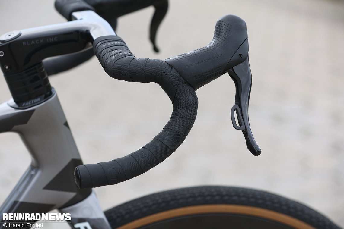 Der rechte Schalt-Bremsgriff vereint die komplette Elektronik.