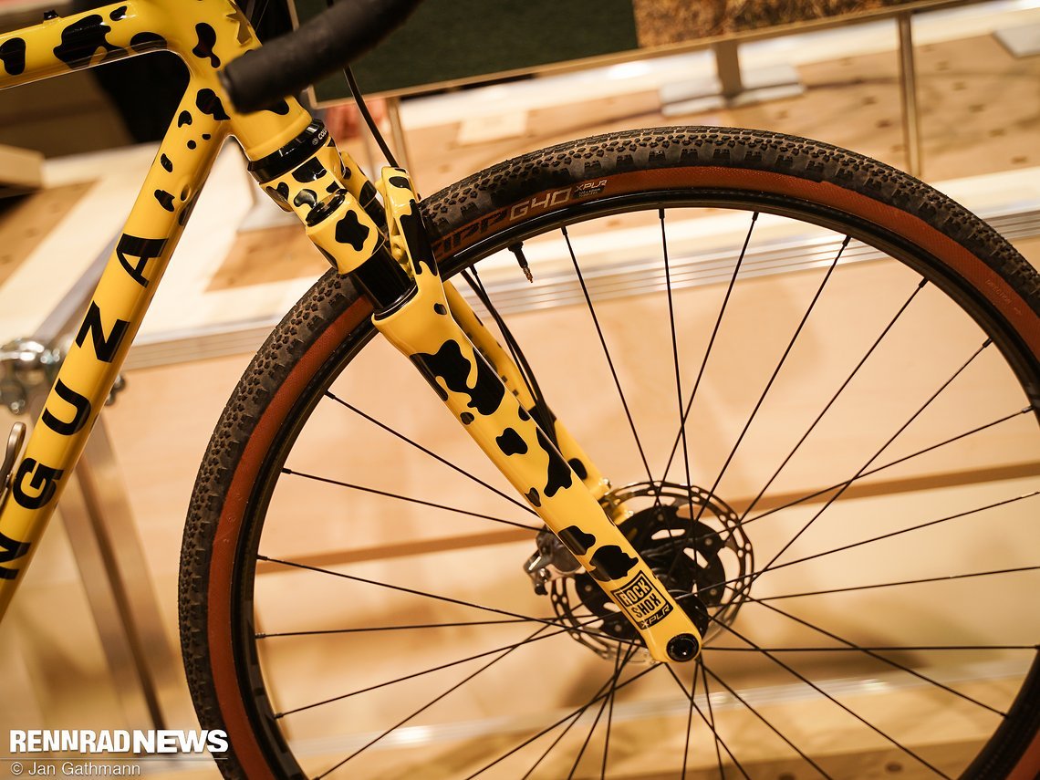 Mit der RockShox Rudy XPLR Gravel Federgabel mit 30 mm Federweg ...