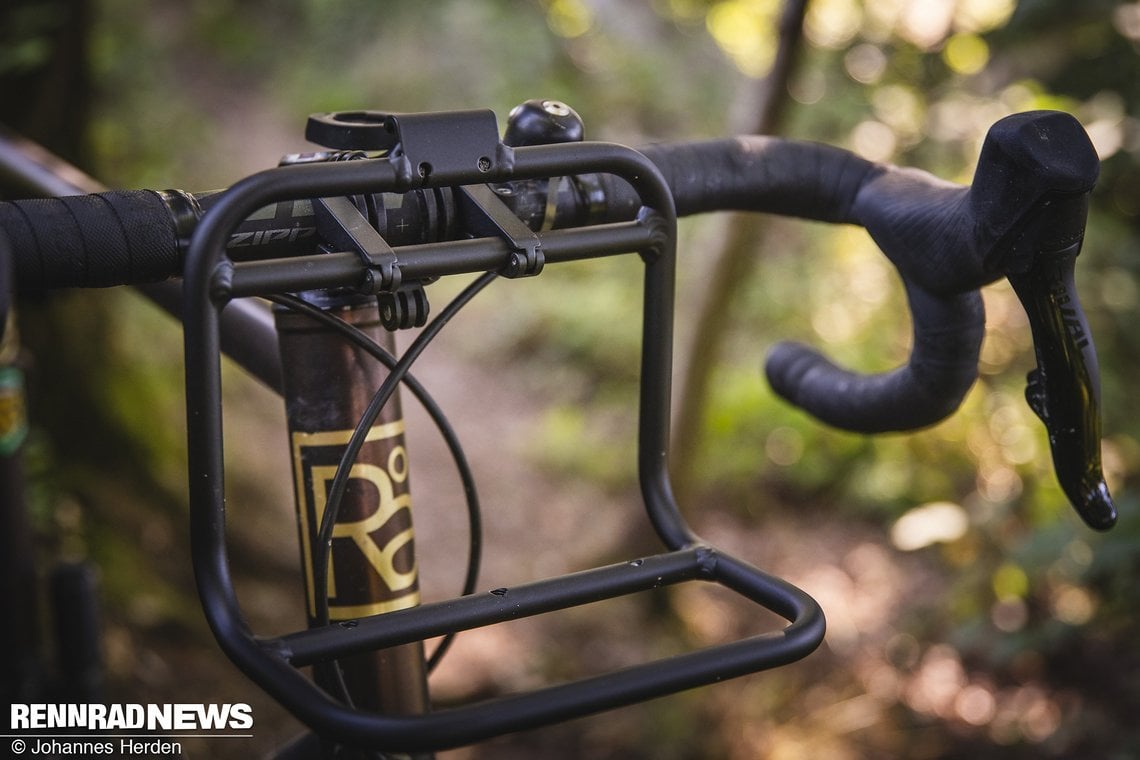 Das passende Gestänge hört auf den Namen S/F Handlebar Rack und kostet 99,95 €.