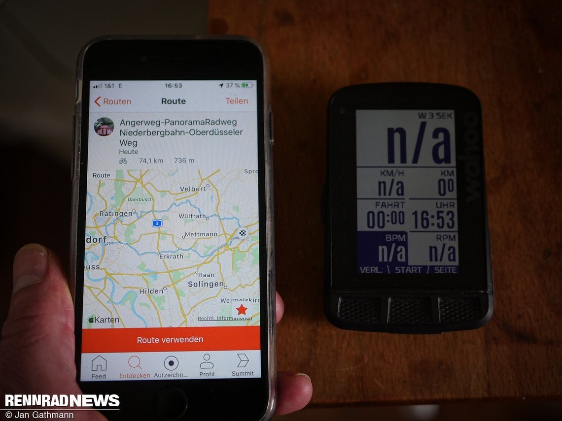 Man kann die Route direkt mit dem Smartphone verfolgen. Aber eigene Strava Routen synchronisieren sich auch automatisch mit verknüpften Geräte-Konten – hier ein Wahoo