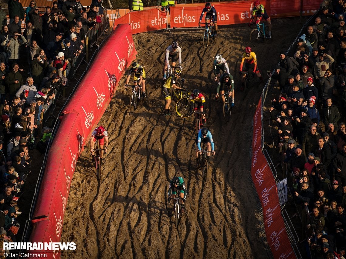 Wegen seiner Abfahrten in die „Kuil“ ist der Cyclocross Weltcup in Zonhoven berühmt