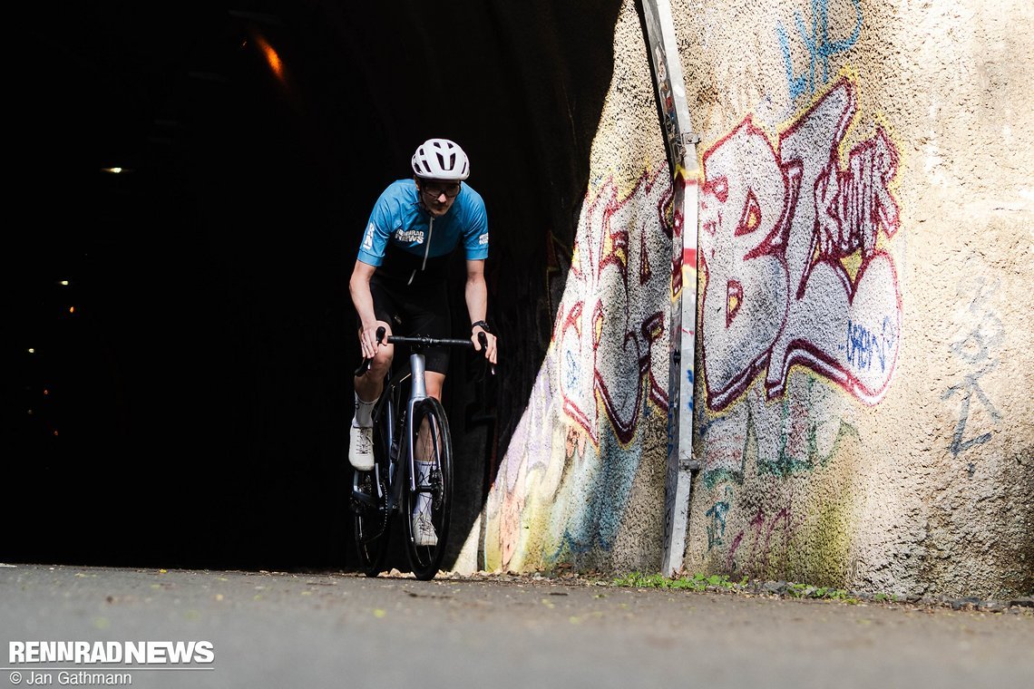 Das Lapierre Pulsium wirkt zwar nicht super agil, lädt aber zum Schnellfahren ein.