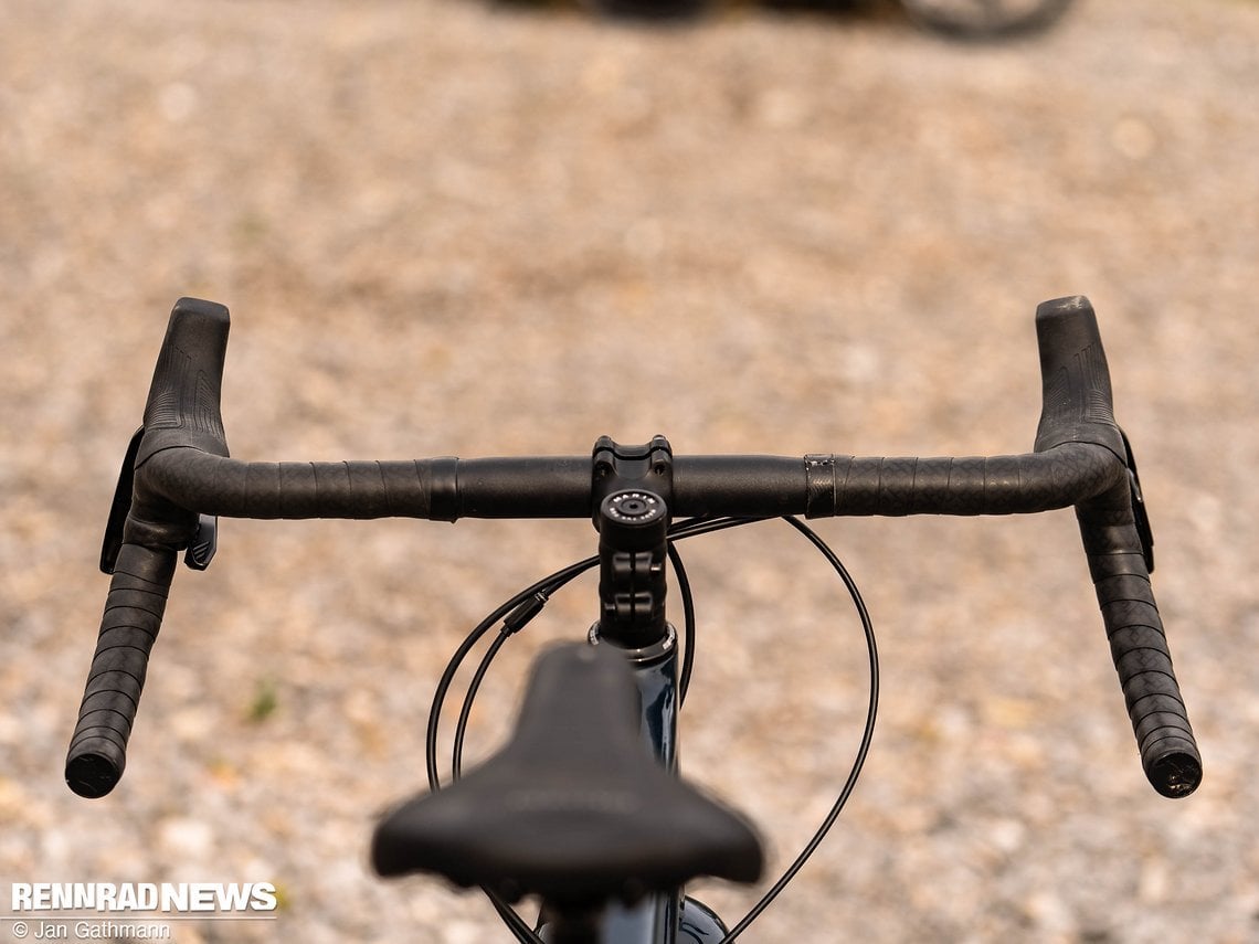 Der Marin Gravel-Lenker aus Aluminium fällt breit aus, liegt aber gut in der Hand