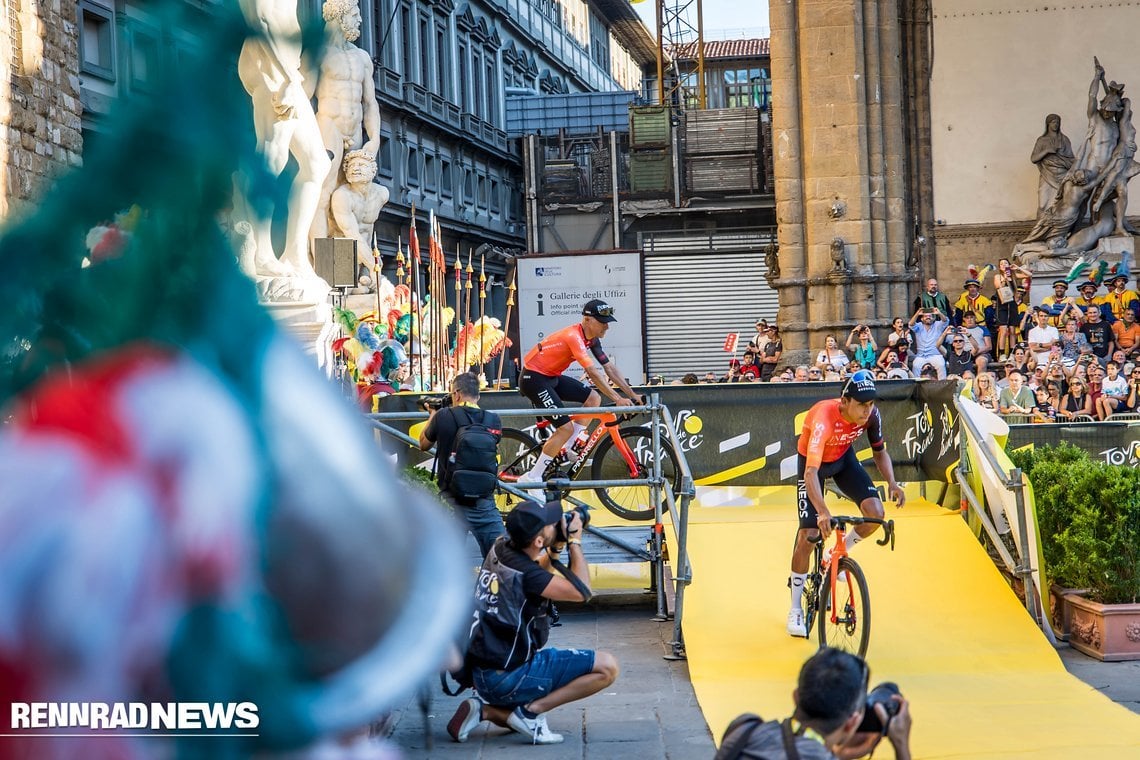 Ineos Grenadiers fuhren mit dem gerade vorgestellten Pinarello Dogma F vor.