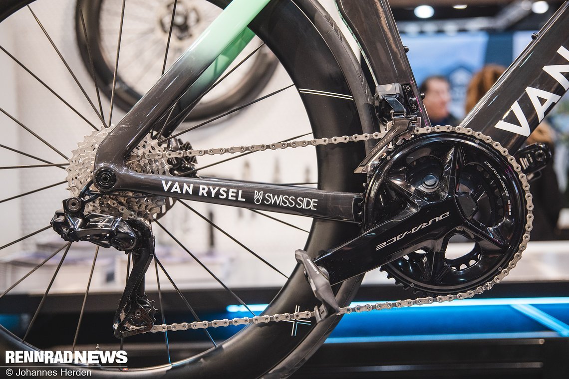 Wie gewohnt, fahren die WorldTeam Fahrer Shimano Dura Ace Di2 2x12 und Look-Pedale.