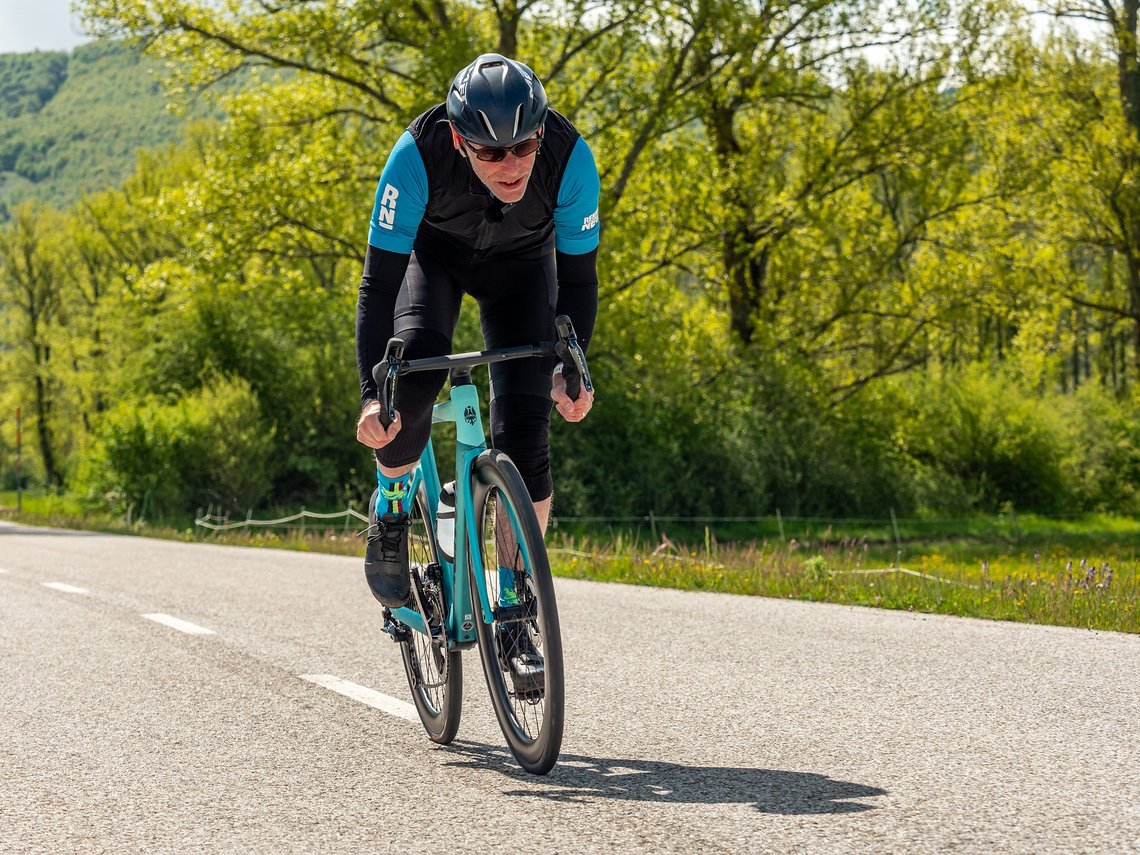 Dass es sich um ein E-Rennrad handelt und nicht um die eigene Person in Topform, merkt man nur, wenn man oberhalb 25 km/h lossprintet.