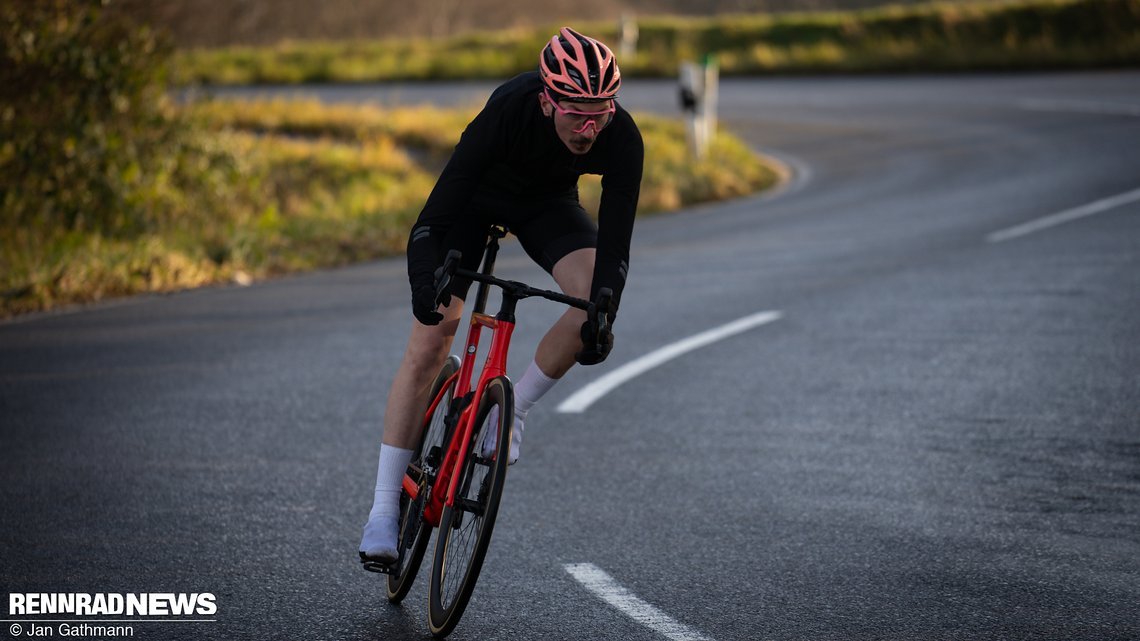 Schnelle langgezogene Kurven sind eine Domäne des BMC Aero-Rennrades.