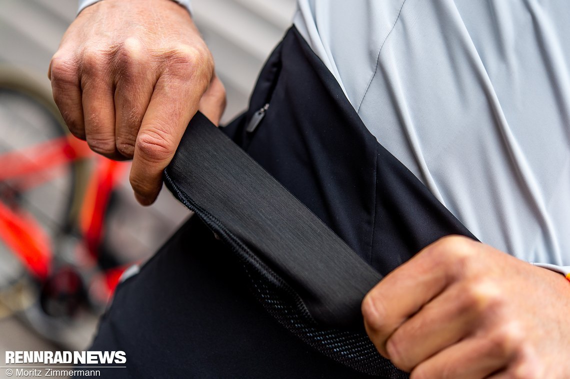 Ein breiter Bund hält das Trikot am richtigen Platz