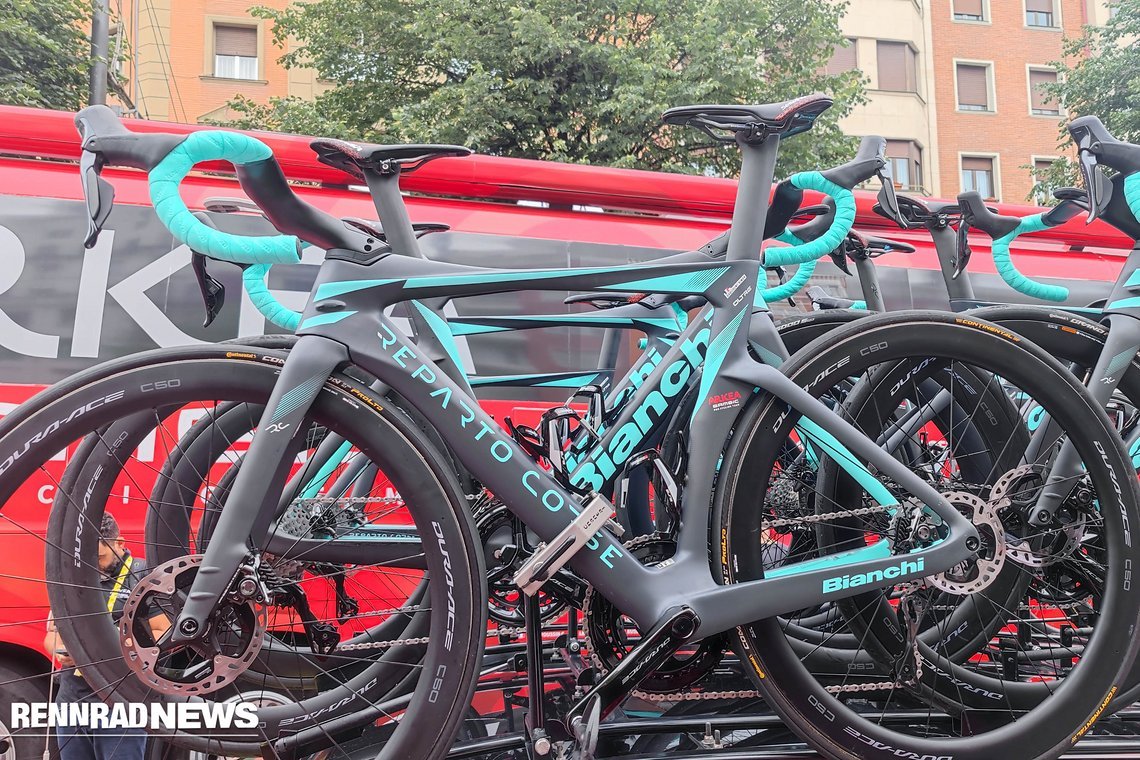 Die Bianchi Bikes sind dezent im mattem grau lackiert, die ikonische Celeste Farbe darf natürlich nicht fehlen.