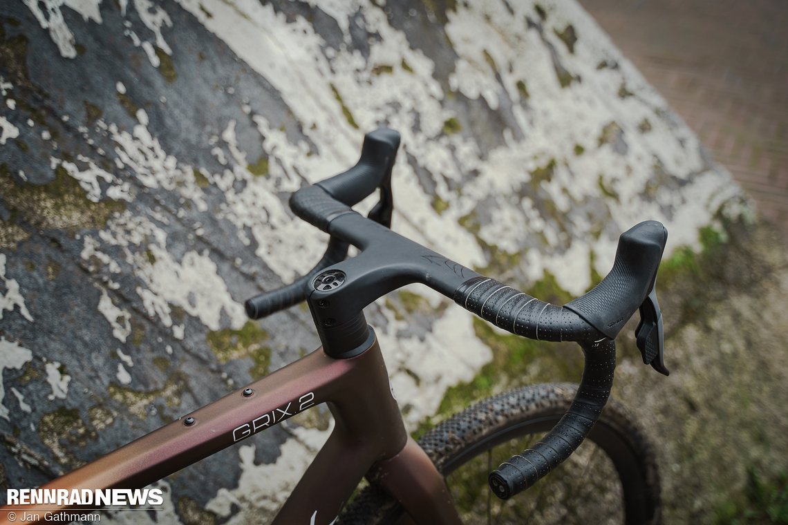 Storck fertigt ein eigenes Carboncockpit für interne Leitungsverlegung.