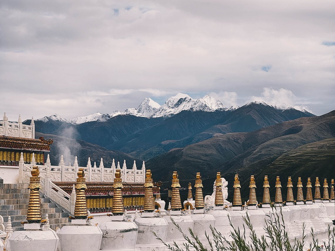 Aussicht von der White Pagoda in Ganzi, Sichuan, auf Mt. Kawalori (5.992m).