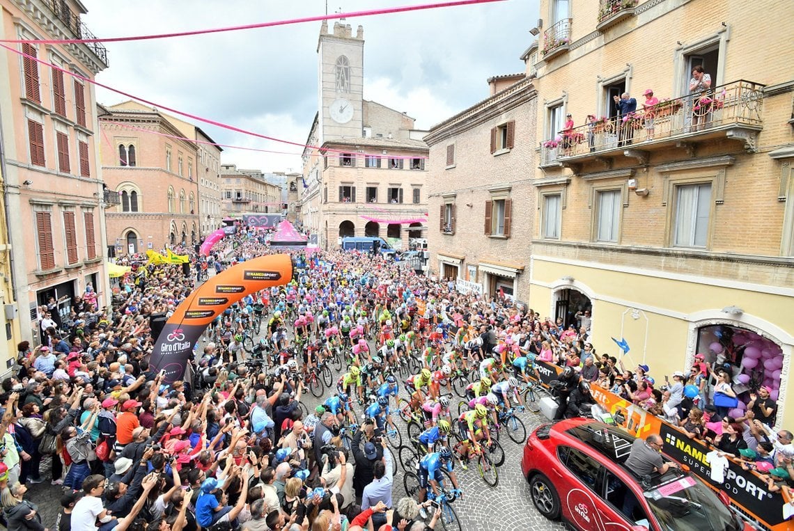 Giro Taumel at its best: Start in Osimo