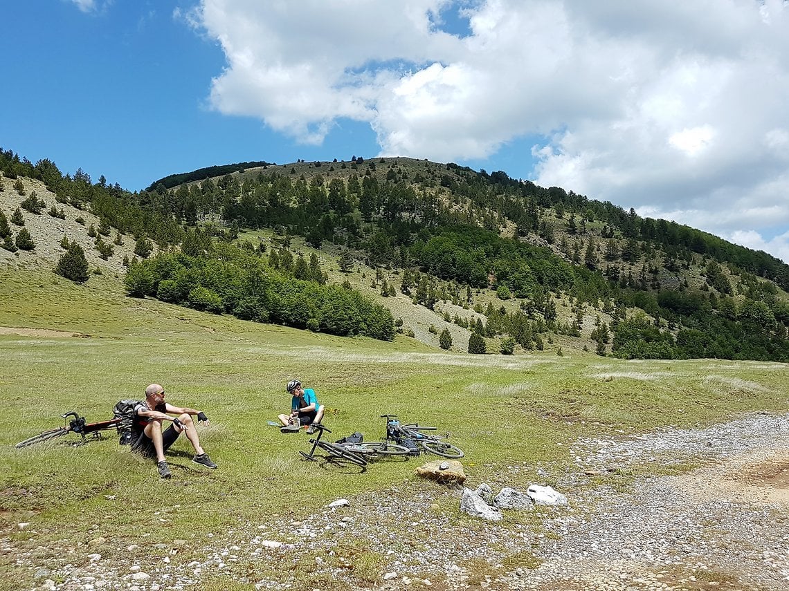 Kleine Pause auf der Passhöhe des Maces-Passes (ca. 1.650 Meter)