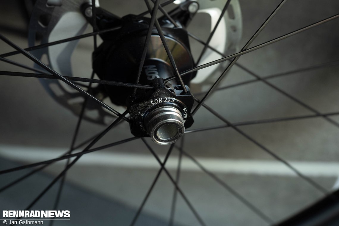 Strom liefert der SON 29 S Nabendynamo, der ohne Stecker auskommt.
