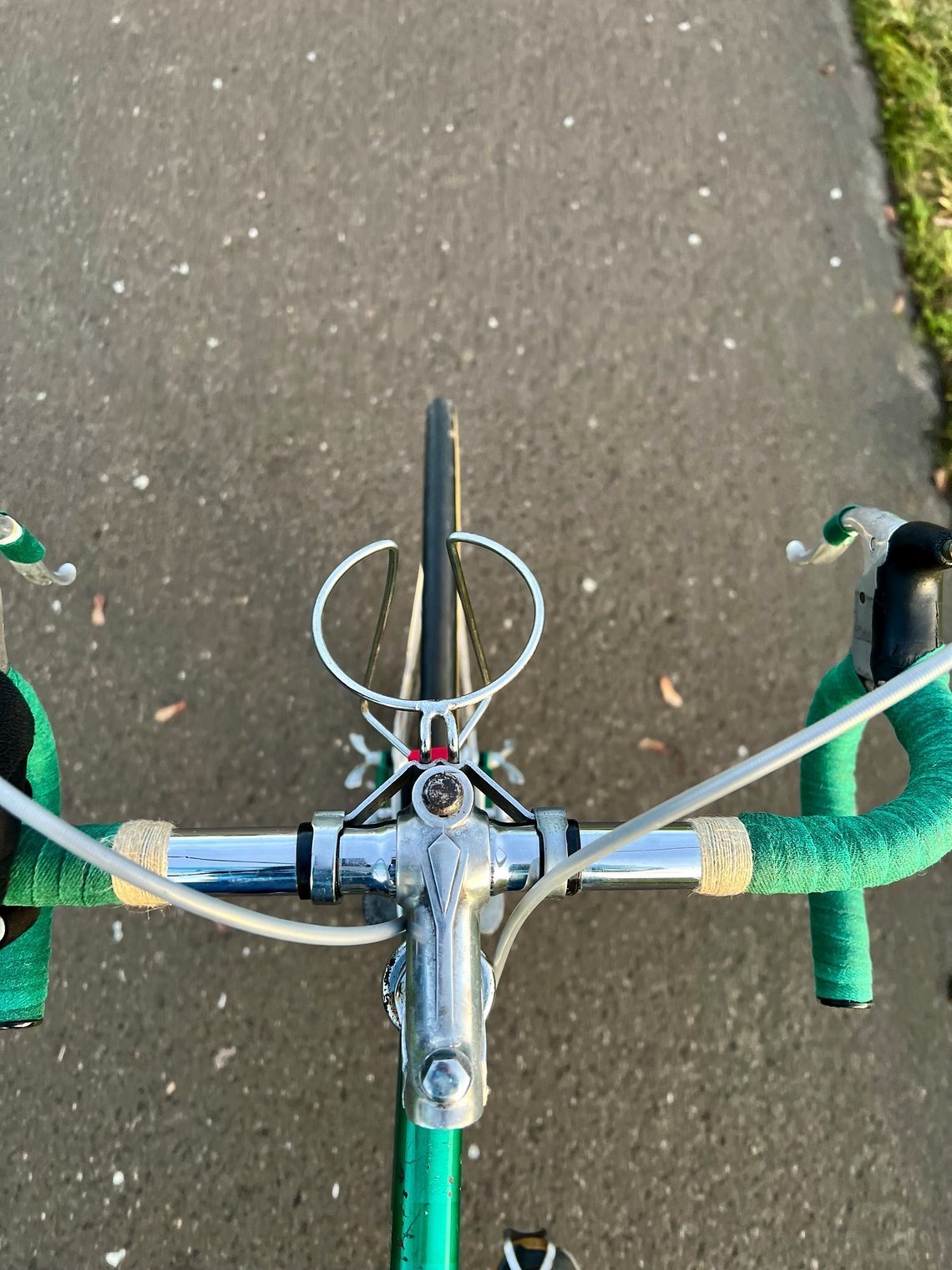 Flaschen wurde im Halter vor dem Lenker transportiert.