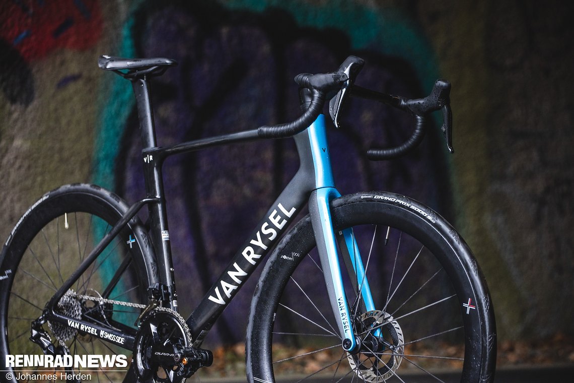 Der 790 g leichte Carbonrahmen ist Aero optimiert und nachweislich effizient.