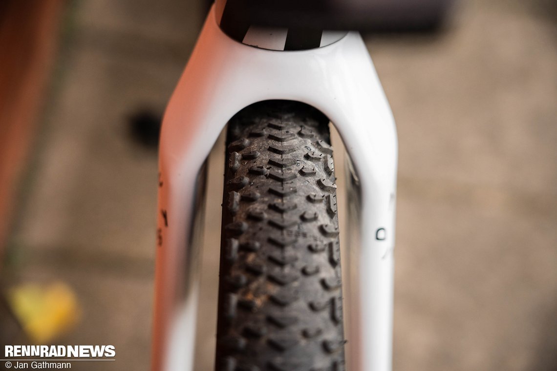 …eine grobstolligere Lösung für das Vorderrad, die mit 45 mm die Reifenfreiheit ausschöpft.