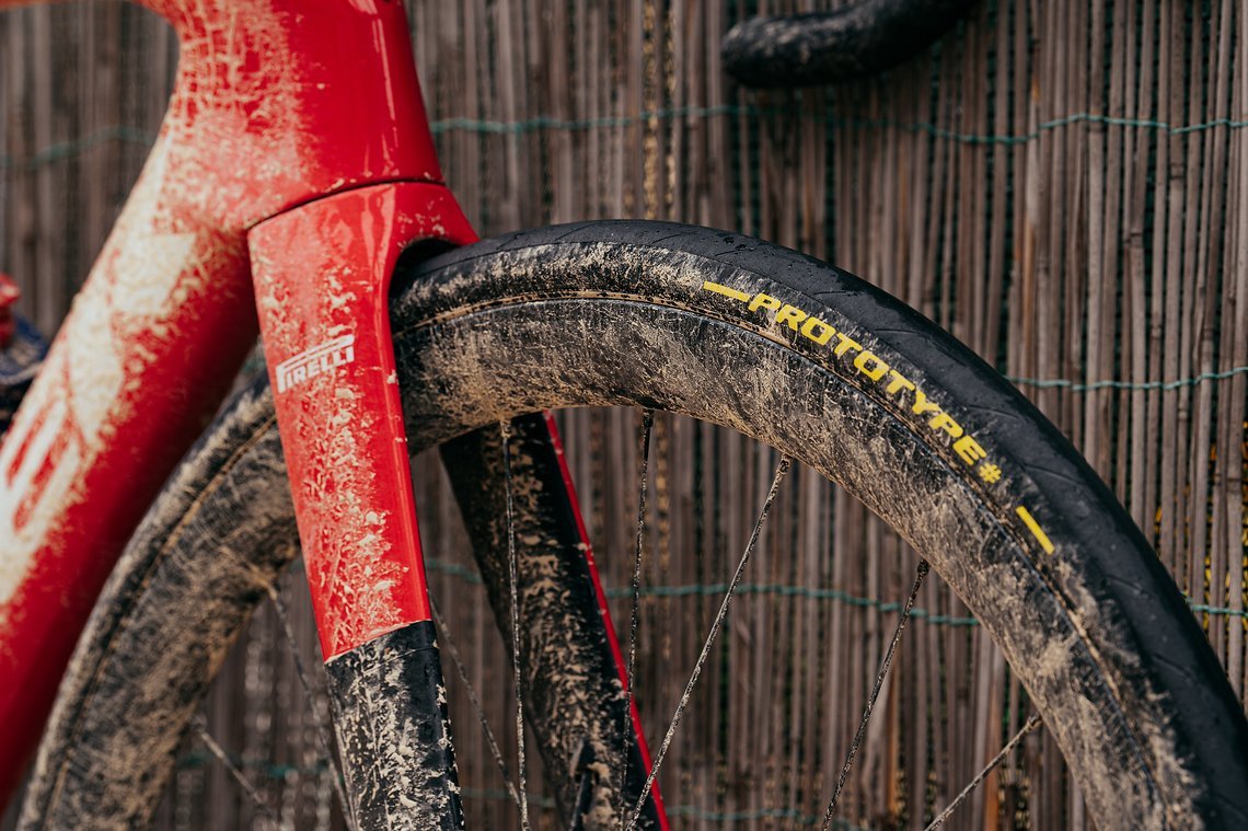 Der Reifen wurde bei Lidl-Trek, getarnt als Prototyp, bereits beim Giro und der Strade Bianche eingesetzt.