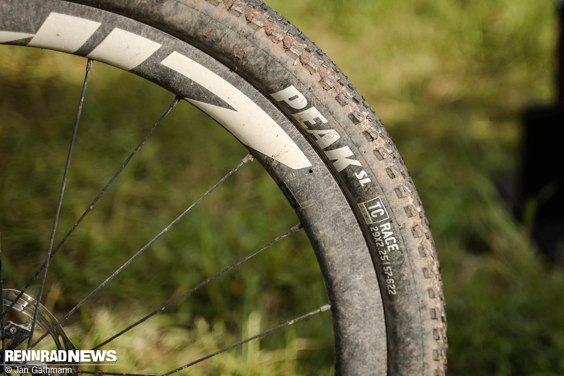 …beweist außerdem, dass auch 57 mm beite Reifen durch die Gabel passen.
