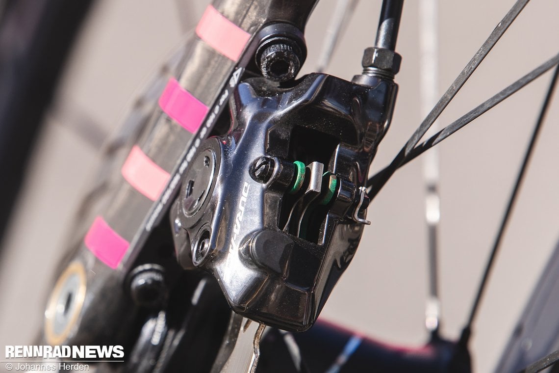 Shimano Dura Ace Bremsen mit mutmaßlich SwissStop-Belägen.