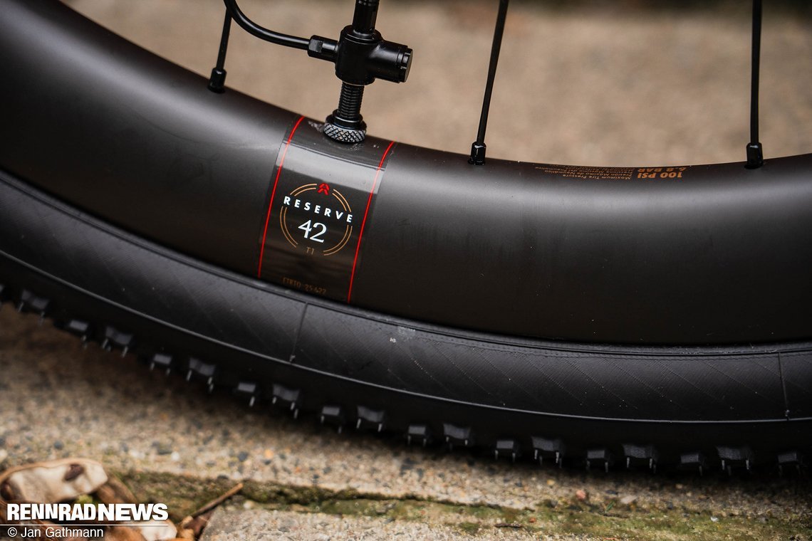 Die Laufräder haben verscheidene Felgenhöhen: 42 mm vorne und 47 mm hinten.