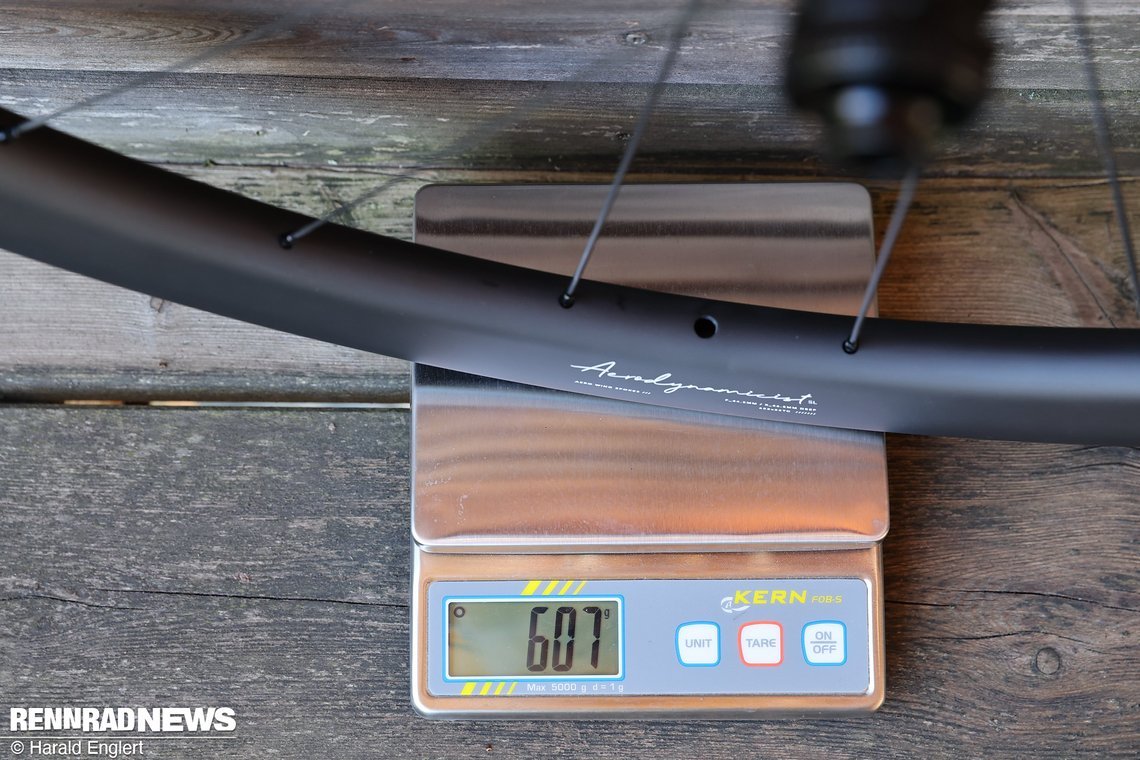 Ohne Tubeless-Ventil aber mit montiertem Felgenband wiegt das Vorderrad genau 607 Gramm.