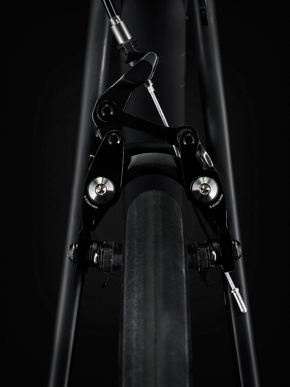 Die von Bontrager entwickelten Bremsen lassen eine Reifendicke von bis zu 28 Millimeter zu. Wer mit Scheibenbremsen entschleunigen möchte, kann sogar auf 32mm Reifen cruisen. Die von Bontrager entwickelten Bremsen lassen eine Reifendicke von bis zu 28 Millimeter zu. Wer mit Scheibenbremsen entschleunigen möchte, kann sogar auf 32mm Reifen cruisen.