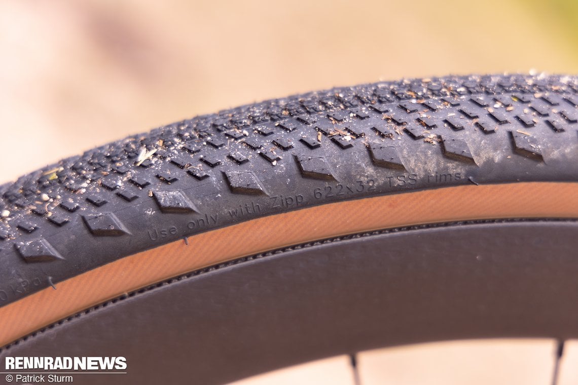 Der Reifen darf ausschließlich auf Zipp 303 XPLR-Felgen gefahren werden.