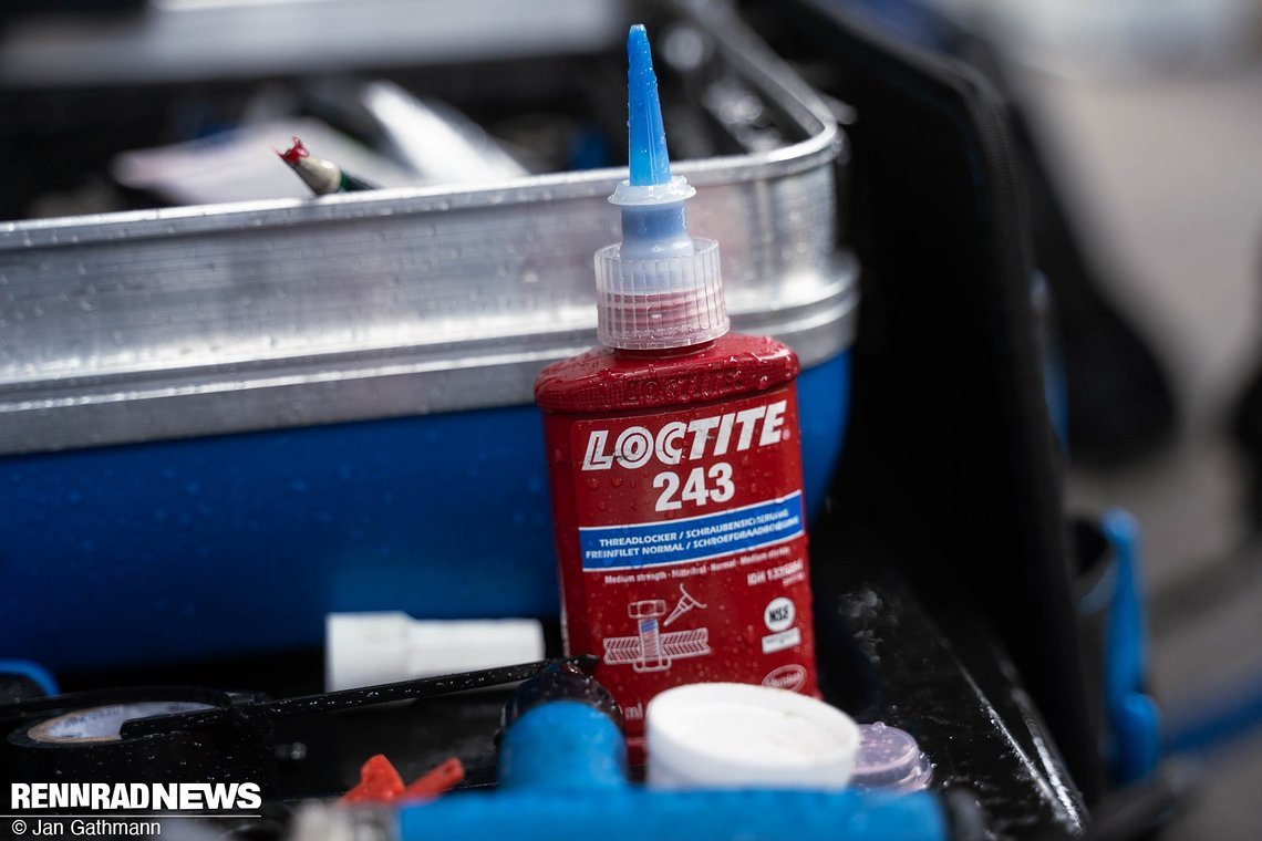 Loctite kommt unter anderem an den Flaschenhalterschrauben zum Einsatz.