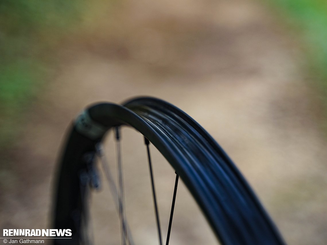 Das Felgenbett der Carbon-Felge ist Tubeless Ready und Hookless