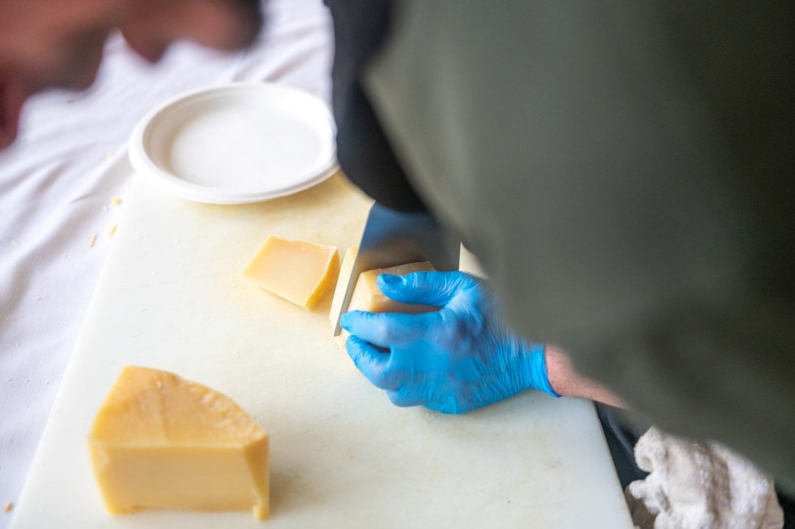 Zum Käse wird Prosecco getrunken.