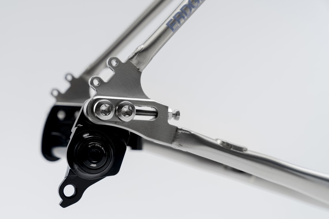 Trotz verschiebbarer Ausfallenden ist der UDH-Standard an Bord. Trotz verschiebbarer Ausfallenden ist der UDH-Standard an Bord.