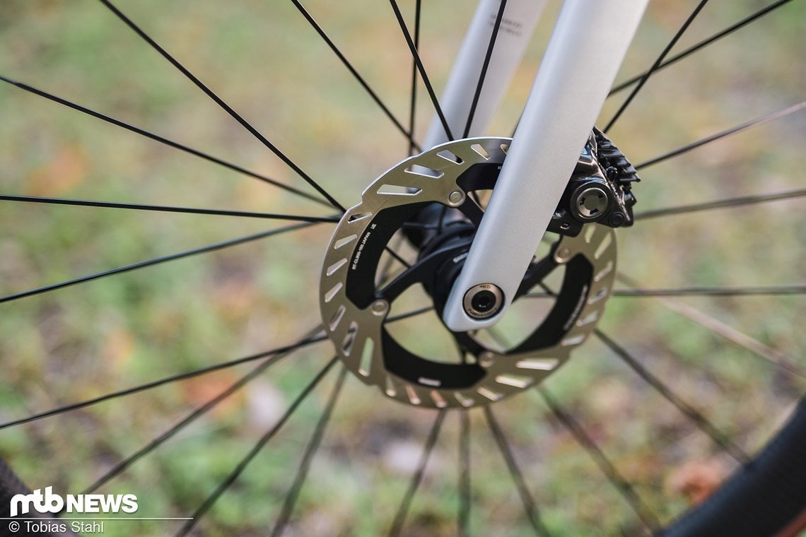 Die Shimano Dura Ace Scheibenbremse borgt sich die Scheiben bei der Mountainbike-Schwester XTR...