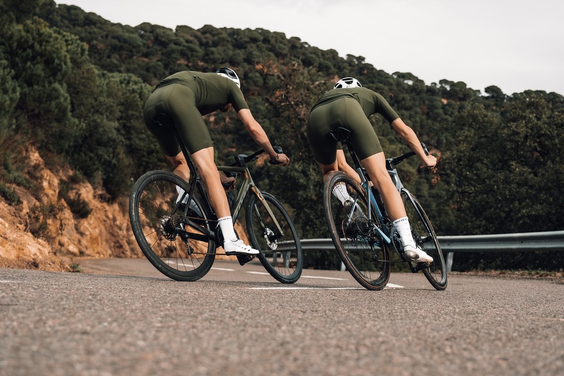 Die GOREWEAR Distance Bib Shorts+ 2.0 ermöglicht Frauen und Männern lange, komfortable Tage im Sattel.