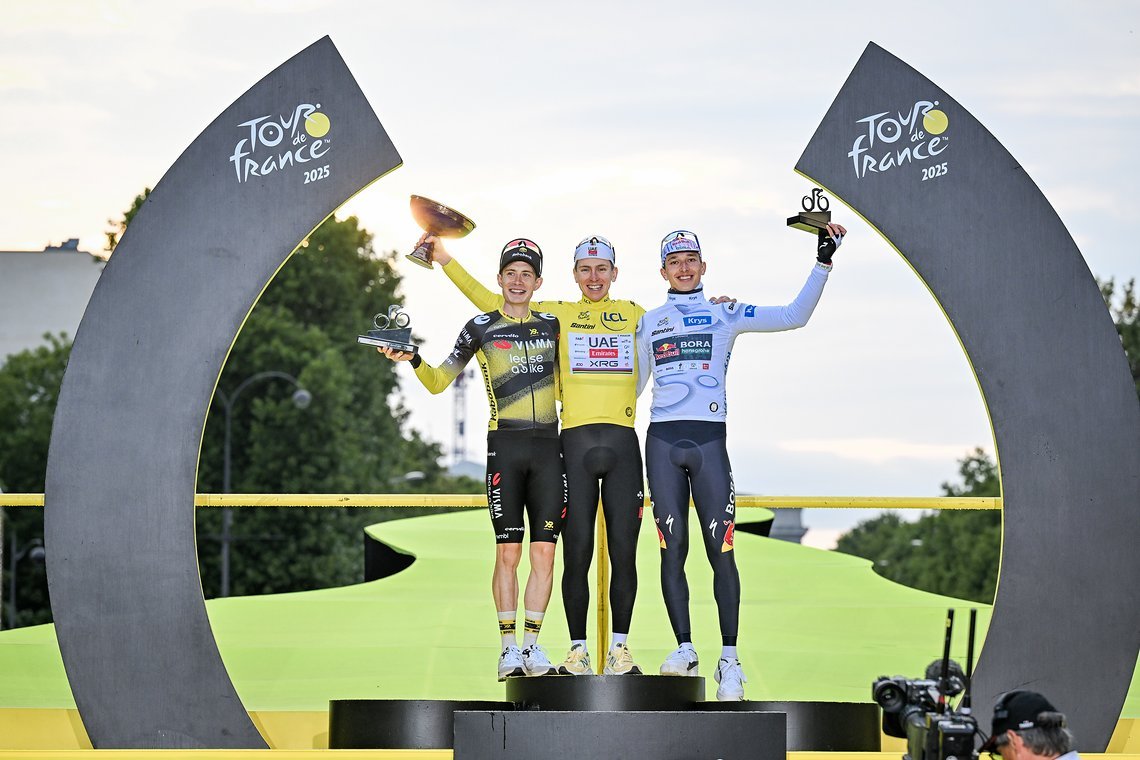 Die drei besten Radsportler der Welt grinsen in Paris um die Wette - jetzt geht's erst mal in den verdienten Urlaub.