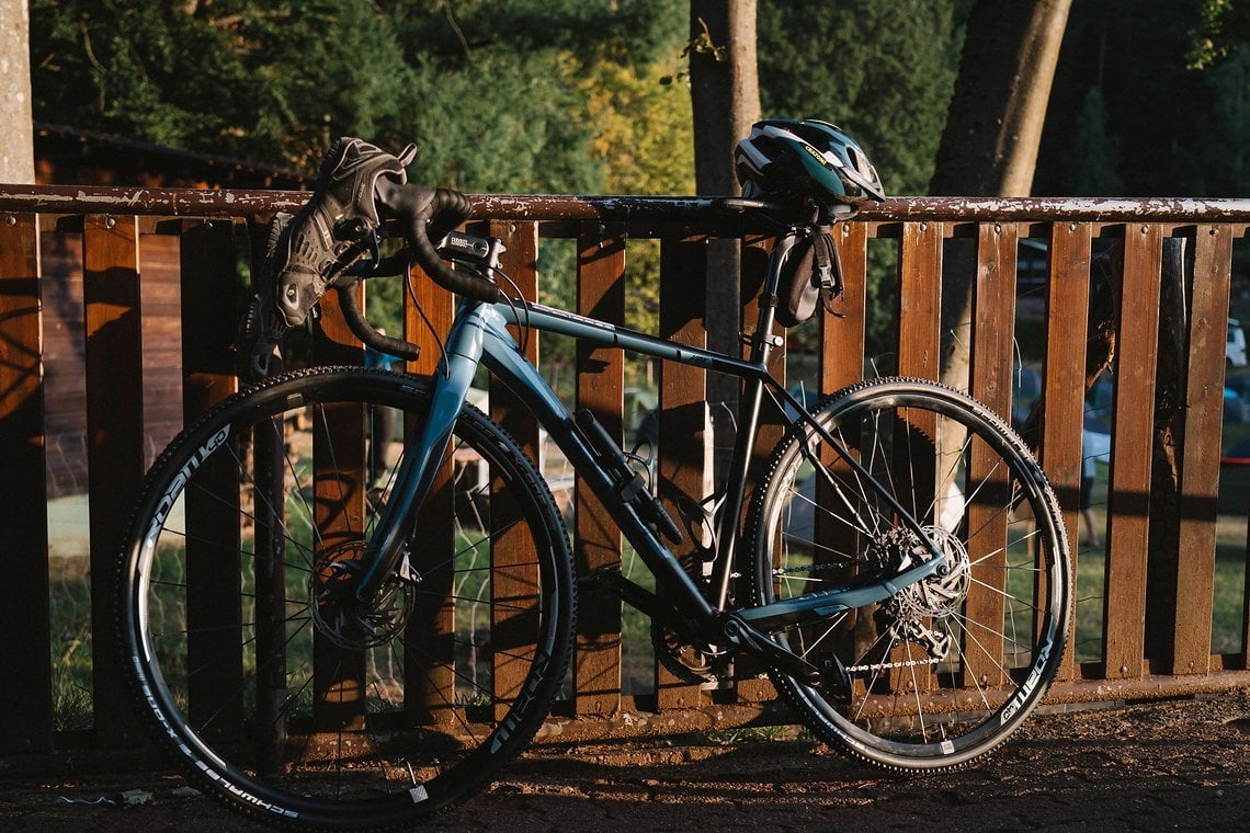 Votec hatte mit dem VRX als einer der ersten deutschen Hersteller ein Gravelbike auf dem Markt. Gravel Fondo Erdenker Stephan Geiß führte der Wunsch nach einem perfekten Rad für Touren auf den Wald- und Wirtschaftswegen im Schwarzwald zu dem Rad