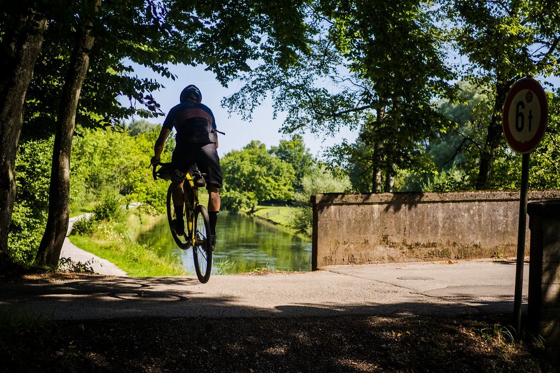 Freudenhüpfer am Loisach-Isar-Kanal. Bald sind wir am Ziel