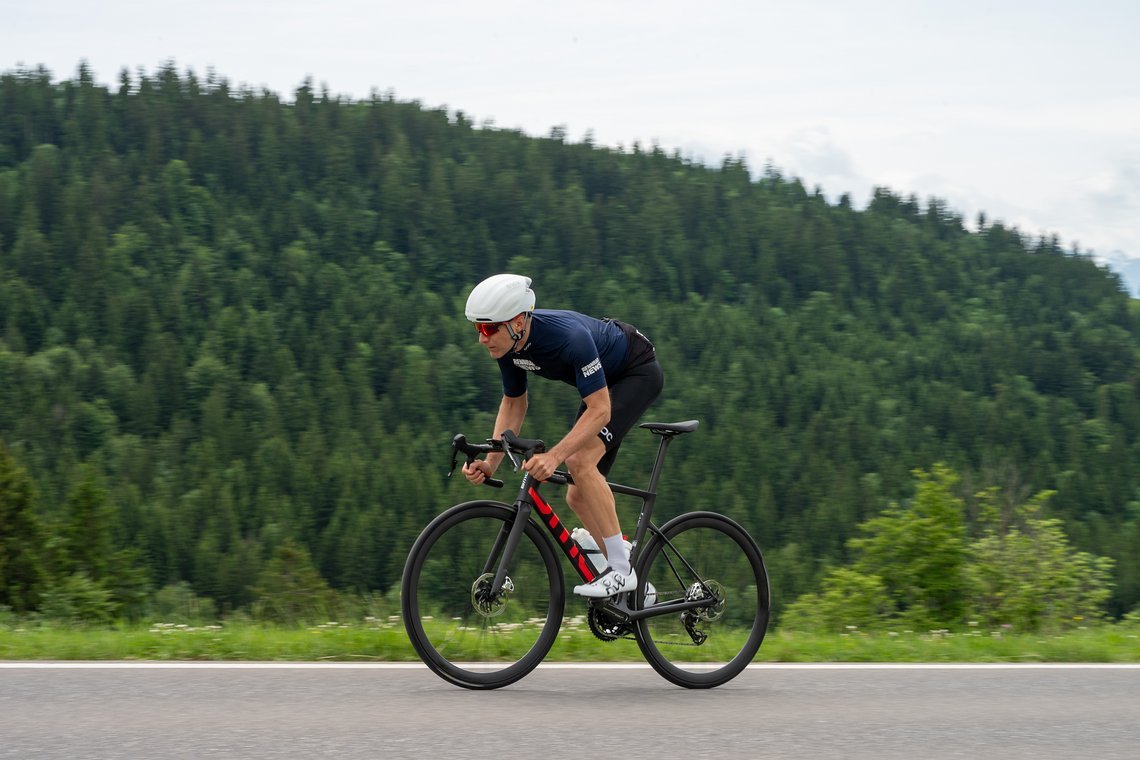 Harte Antritte setzt die BMC Teammachine SLR 01 direkt und ohne Verluste in Vortrieb um.