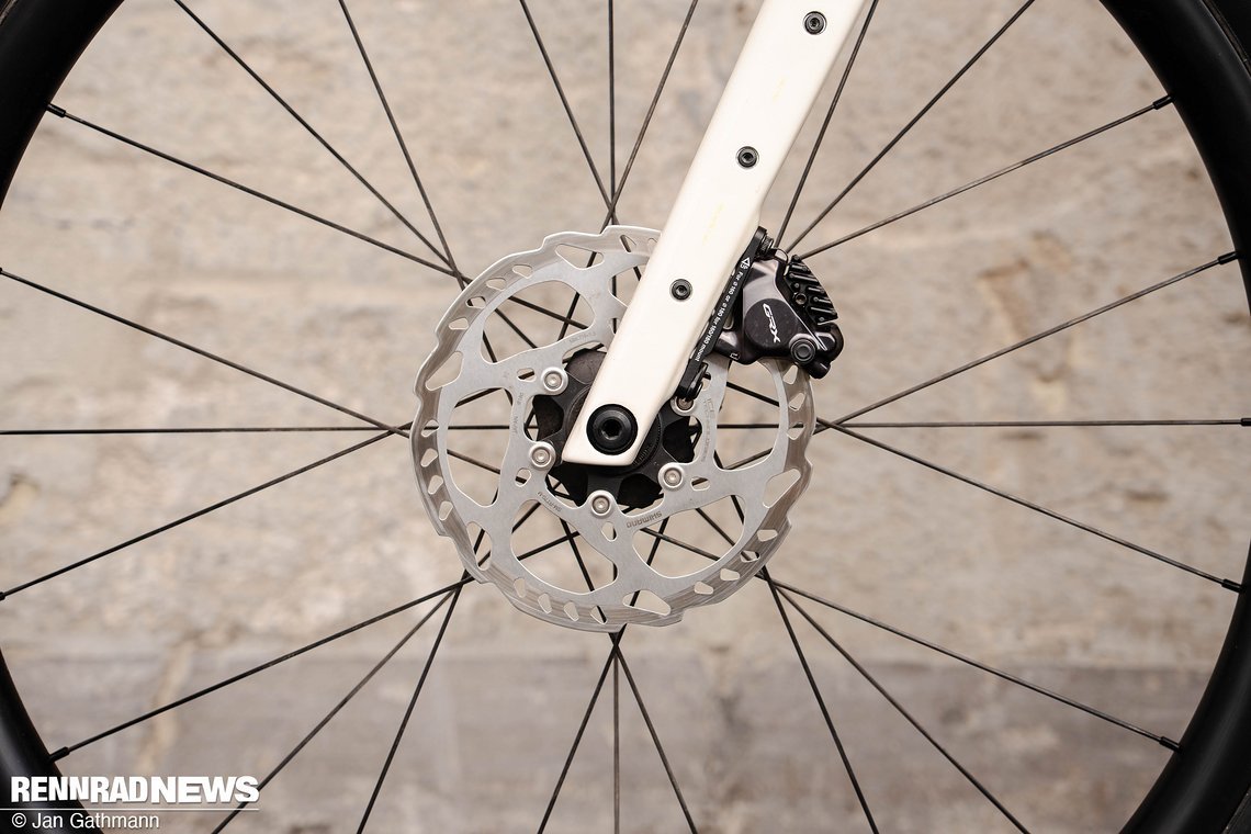 Mit einer 180 mm-Bremsscheibe vorne wird Rose der Anforderung Bikepacking gut gerecht.